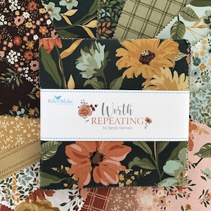 Peut inclure: Une pile de carrés de tissu présentant divers motifs floraux et à carreaux dans des tons de vert foncé, orange, marron et crème. Une bande de papier blanc entoure le centre avec le texte Riley Blake Designs Worth Repeating.