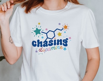 T-shirt Chasing Dopamine / camicia ADHD / consapevolezza adhd / camicia da deficit di attenzione / vita adhd / t-shirt adhd / camicia dopamina