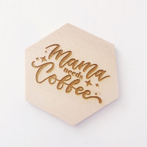 Mama heeft koffieonderzetter nodig | Gegraveerde onderzetter | Houten onderzetter | cadeau voor mama | moederdagcadeau | mama cadeau | koffie onderzetters