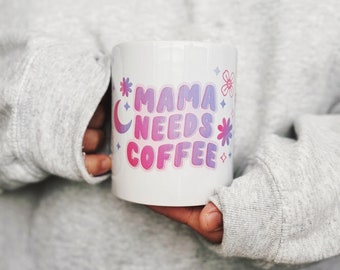 Mamma behöver kaffemugg | Mammamugg | Feminin mugg | Present till mamma