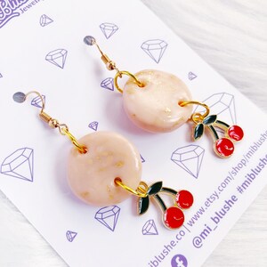 Beige Leichte Polymer Clay Ohrringe | Runde Ton Ohrringe | Ton mit Goldakzenten | Ton mit Goldfolie | Ton Ohrringe