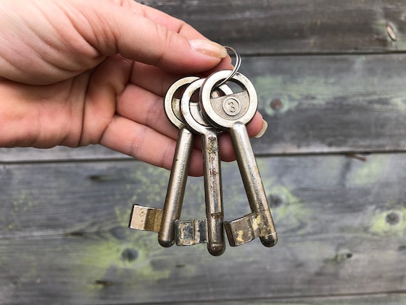 Vintage Skeleton Keys, Set of 3, Old Keys, Rusty Keys, Metal Keys