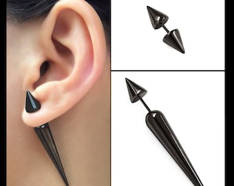 Puede incluir: Un par de pendientes de pinchos negros. Los pendientes están hechos de metal y tienen un diseño puntiagudo y afilado. Un pendiente es un solo pincho, mientras que el otro es un pincho doble con un pincho más pequeño en la parte posterior.