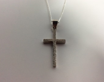 Vintage texturerat korshänge och kedja i sterlingsilver
