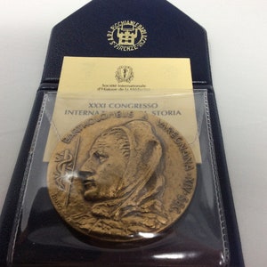 K&ouml;nnte beinhalten: Eine Bronzemedaille mit der Inschrift "XXXI CONGRESSO INTERNAZIONALE DI STORIA BARTHOLOMEUS A VARIGNANA XIV-SEC."