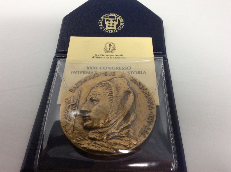 K&ouml;nnte beinhalten: Eine Bronzemedaille mit der Inschrift "XXXI CONGRESSO INTERNAZIONALE DI STORIA BARTHOLOMEUS A VARIGNANA XIV-SEC."