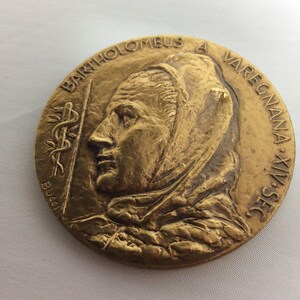 K&ouml;nnte beinhalten: Eine Bronzemedaille mit einem Profilportr&auml;t eines Mannes. Die Inschrift am Rand lautet "BARTHOLOMEUS A VAREGNANA XIV. SEC."