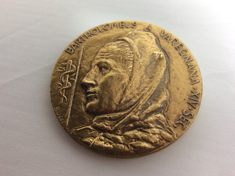 K&ouml;nnte beinhalten: Eine Bronzemedaille mit einem Profilportr&auml;t eines Mannes. Die Inschrift am Rand lautet "BARTHOLOMEUS A VAREGNANA XIV. SEC."