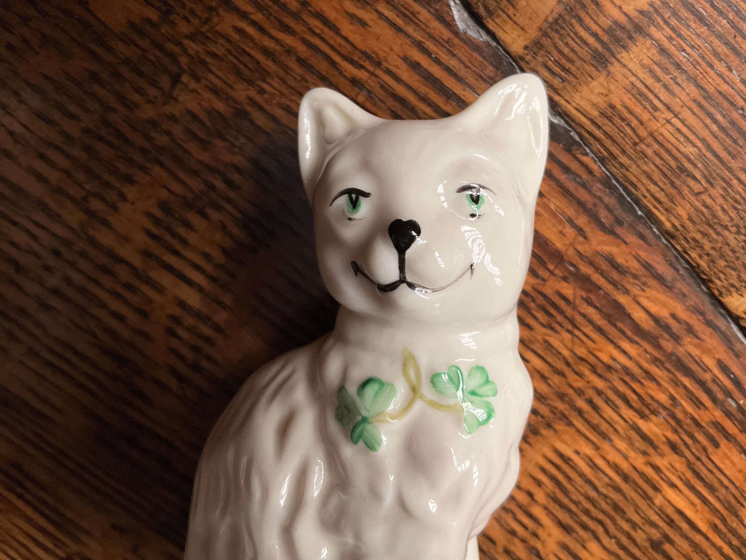 Belleek ベリーク Quizzical ヴィンテージ 陶器 猫 フィギュリン フィギュア セラミック 置物 インテリア 装飾 アイルランド 93281 Belleek Classic Quizzical Cat – Belleek Pottery