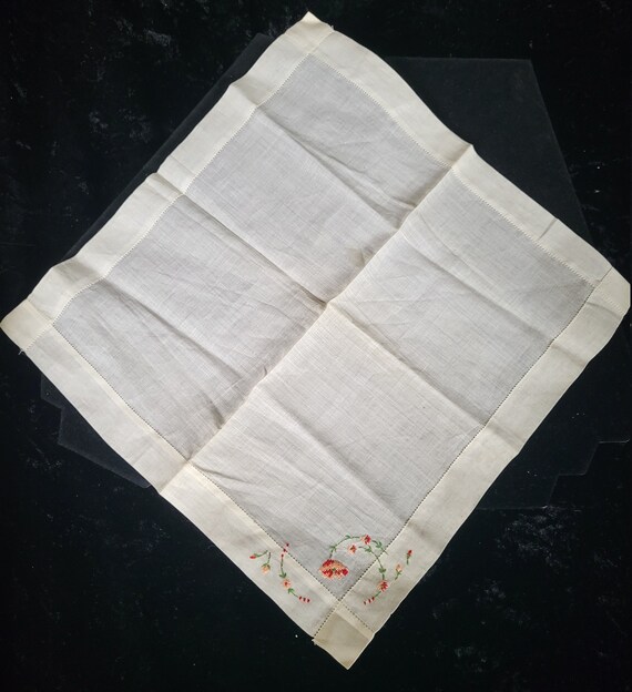 Vintage  Linen Handkerchief - Embroidered Flowers - image 5