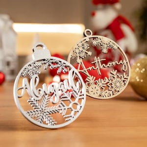 Aangepaste KERSTMIS-boomballen Kerstdecor gepersonaliseerd ornament lasergesneden namen KERST aangepaste cadeaukaartjes Gepersonaliseerde kerstbal