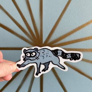 Sticker petit raton laveur se pavanant, imperméable