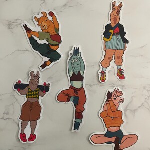 Op de afbeelding: Een verzameling van vijf lama-stickers in verschillende poses. Eén doet een split, een ander balanceert op één been en een derde houdt een skateboard vast. De stickers hebben heldere kleuren en gedetailleerde illustraties.