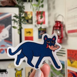 Kleine Katze mit einem Leckerli Vinyl Aufkleber, wasserfest