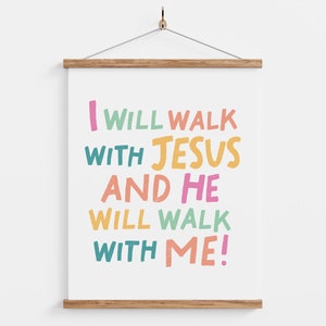 Può includere: Una stampa su tela bianca con il testo "I WILL WALK WITH JESUS AND HE WILL WALK WITH ME!" in lettere colorate e giocose.