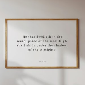 Könnte beinhalten: Ein gerahmter Druck mit weißem Hintergrund und schwarzem Text. Der Text lautet "He that dwelleth in the secret place of the most High shall abide under the shadow of the Almighty."