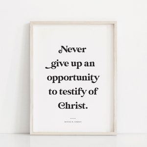 Könnte beinhalten: Ein gerahmter Druck mit weißem Hintergrund und schwarzem Text, der lautet: "Gib niemals eine Gelegenheit auf, von Christus zu zeugen." Der Text wird "Bonnie H. Cordon" zugeschrieben.