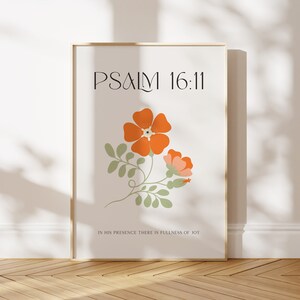 K&ouml;nnte beinhalten: Gerahmter Druck mit dem Text "PSALM 16:11" und einer floralen Illustration mit orangefarbenen und rosa Bl&uuml;ten und gr&uuml;nen Bl&auml;ttern. Der Satz "IN HIS PRESENCE THERE IS FULLNESS OF JOY" ist darunter gedruckt. Der Rahmen ist goldfarben.