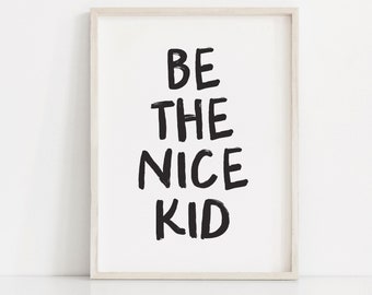 Peut inclure: Une impression encadrée avec le texte "BE THE NICE KID" en peinture noire sur fond blanc.