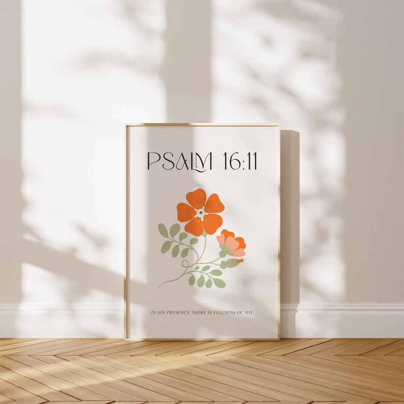 K&ouml;nnte beinhalten: Gerahmter Druck mit dem Text "PSALM 16:11" und einer floralen Illustration mit orangefarbenen und rosa Bl&uuml;ten und gr&uuml;nen Bl&auml;ttern. Der Satz "IN HIS PRESENCE THERE IS FULLNESS OF JOY" ist darunter gedruckt. Der Rahmen ist goldfarben.