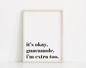 Op de afbeelding: Witte ingelijste print met zwarte tekst die "it's okay, guacamole. i'm extra too." luidt.