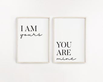 Puede incluir: Dos impresiones enmarcadas con texto negro sobre fondo blanco. La impresión de la izquierda dice "I AM yours" y la impresión de la derecha dice "YOU ARE mine".