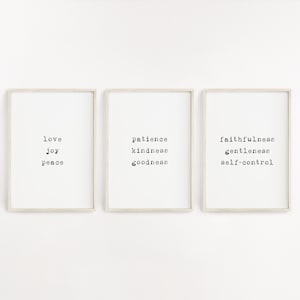 以下が含まれることがあります： 白い背景と黒い文字で書かれた3つの額装されたプリント。プリントには、「love, joy, peace」、「patience, kindness, goodness」、「faithfulness, gentleness, self-control」の言葉が書かれています。