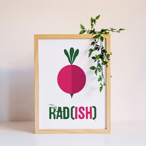 Op de afbeelding: Een ingelijst print met een groene radijs illustratie en de tekst "RAD(ISH)" in groene letters.