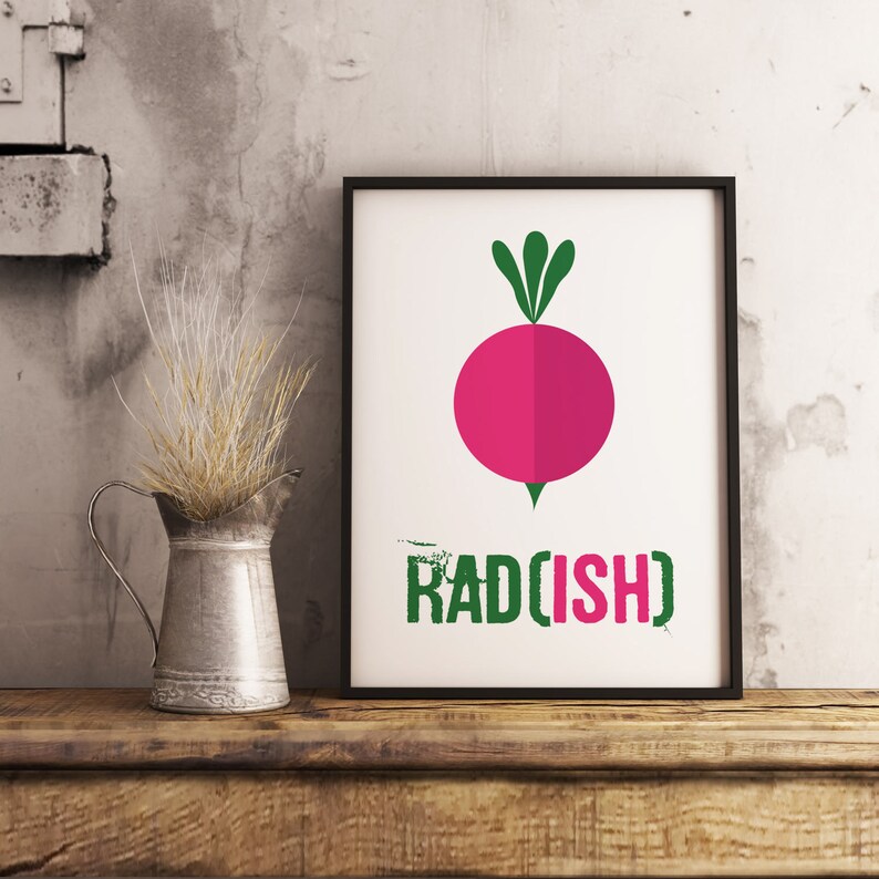 Op de afbeelding: Een witte ingelijste print met een roze radijs illustratie en de tekst "RAD[ISH]" in groen.