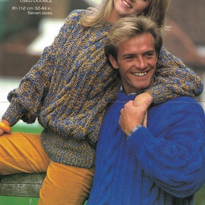 Peut inclure: Deux personnes portant des pulls en tricot bleu et jaune. La femme porte un pantalon jaune et l'homme porte un pull bleu. La femme a le bras autour des épaules de l'homme. L'image contient le texte "Emu Cloudsoft Double Knitting Used Double 81-112 cm 32-44 in. Seven sizes" et le numéro "4946".