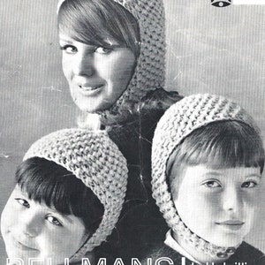 Könnte beinhalten: Ein Schwarzweißfoto von drei Personen, die gestrickte Mützen tragen. Die Mützen sind alle im gleichen Stil, mit einer Klappe, die Ohren und Nacken bedeckt. Die Mützen sind in doppelter Stricktechnik hergestellt. Das Foto stammt aus einem Vintage-Strickmusterbuch. Der Text auf der Seite lautet "Bellmans double knitting".