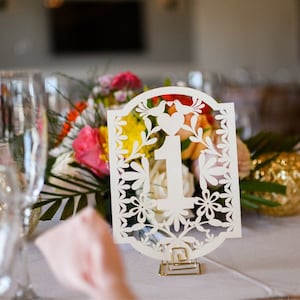 Numeri da tavolo bianchi in stile Papel Picado con aspetto metallico e uccellini innamorati, numeri da tavolo bianchi per matrimoni con colombe