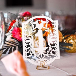Números de mesa de boda en papel picado, diseño de palomas blancas 01