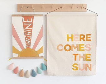 Hier komt de zon-banner, aan de muur.