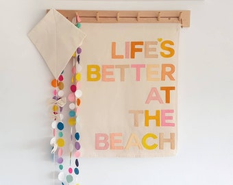 Het leven is beter aan de strandmuur hangend in een keuze uit 2 kleurencombinaties