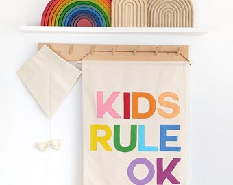 Kids Rule OK spandoek, wandhangend