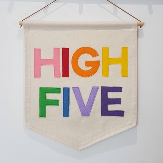 High Five Banner in Regenbogen leuchtenden Farben -  Österreich