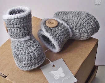 Crochet grey baby booties with wooden button, baby shower gift for baby boy or girl, newborn gift