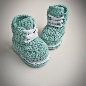 Blaugrüne gehäkelte Babyschühchen mit weißer Spitze: Geschenk zur Geburt