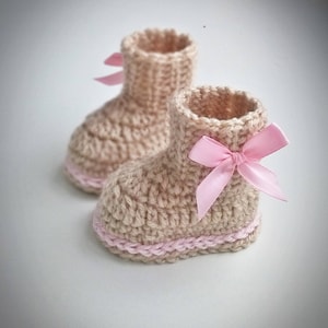 Crochet baby girl booties in beige color, baby girl coming home shoes, baby girl shower gift, boots with pink bow