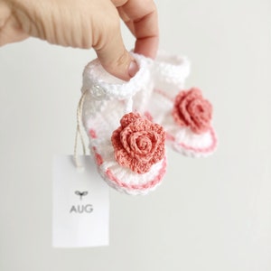 Crochet Baby Sandals with Flower – Handmade Summer Baby Shoes | Pink & White Newborn Sandals | Baby Girl Gift | Soft Infant Shoes