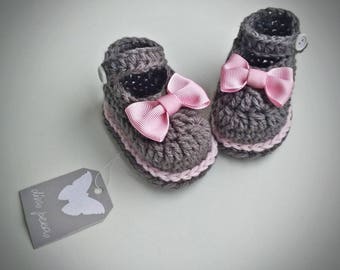 Grey crochet baby girl sandals with pink bow, first shoes for baby, baby shower gift flip flops