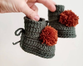 Dark gray pom pom baby booties, crochet baby shoes, newborn gift, pregnancy announcement