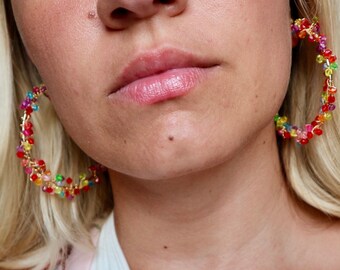 ガムドロップイヤリング、ステートメントフープイヤリング、カラフルなステートメントイヤリング、フープカラーイヤリング、ビーズフープイヤリング、かわいい大きなイヤリング