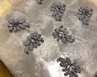 7 個のラインストーンフラワーペンダント、コネクタラインストーンフラワー、DIY ジュエリーファインディング、ラインストーンペンダントロット、ジュエリー作りのためのユニークなペンダント