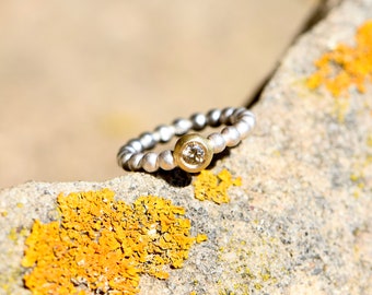 Bague boule en argent et or avec un diamant de couleur naturelle