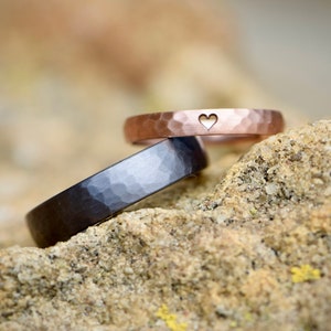 Wedding rings in tantalum and pink gold with a hammer finish and a heart