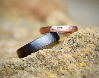 Wedding rings in tantalum and pink gold with a hammer finish and a heart