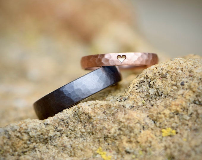 Wedding rings made of tantalum and red gold with hammered finish and heart