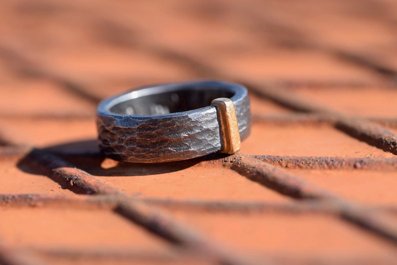 Bague noire en argent martelé d'or rose image 5